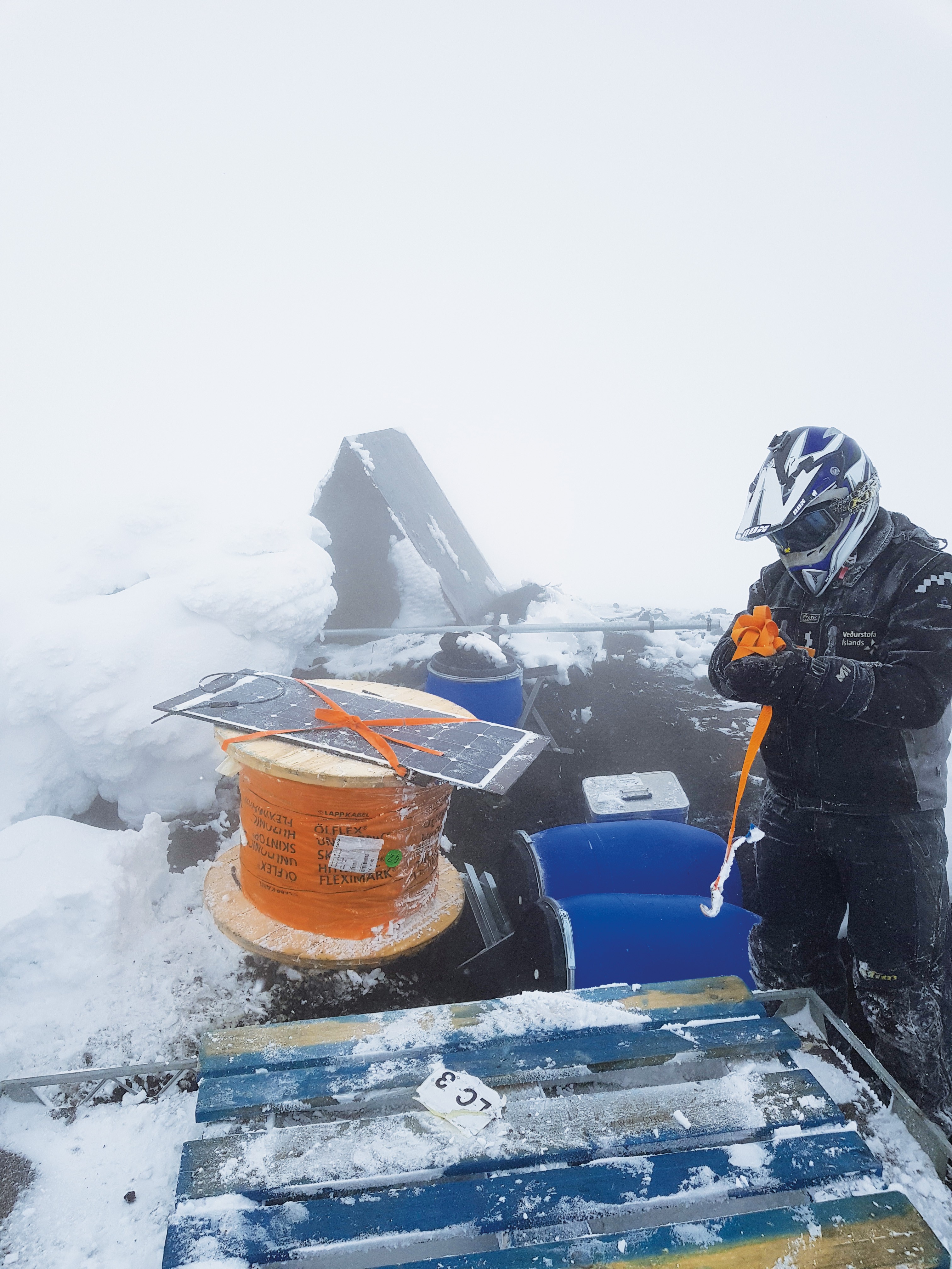 Conditiile de pe varful vulcanului Hekla, aproape la 1.500 m deasupra nivelului marii, impun cerinte speciale asupra materialului.