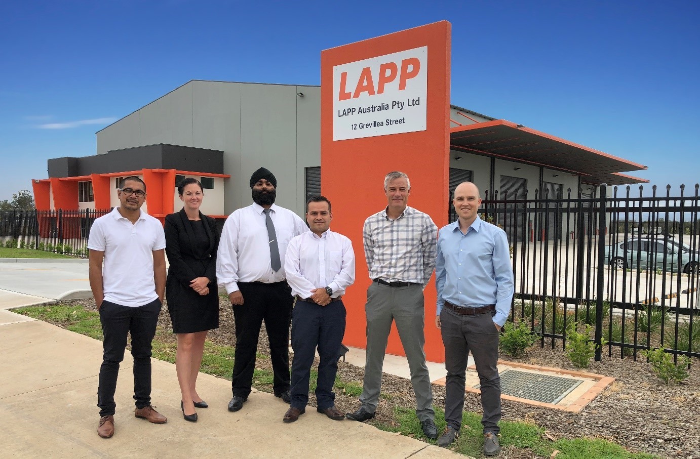 Sediul Lapp Australia in Eastern Creek, Sydney.
De la dreapta la stanga: Terence Rayner – Managing Director, Simon Pullinger – General Manager, Rod Calderon - Marketing & Office Manager, Indy Saggu – Customer Service Executive, Casey Hourihan – Technical Sales Support, Michael De Leon – Warehouse Supervisor Sediul Lapp Australia in Eastern Creek, Sydney.
De la dreapta la stanga: Terence Rayner – Managing Director, Simon Pullinger – General Manager, Rod Calderon - Marketing & Office Manager, Indy Saggu – Customer Service Executive, Casey Hourihan – Technical Sales Support, Michael De Leon – Warehouse Supervisor