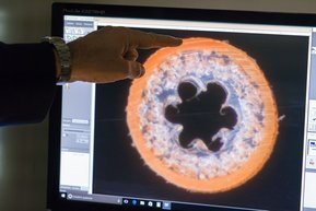 Pentru cresterea performantelor izolatiei si pentru reducerea diametrului exterior, materialul de izolatie este spumat in timpul procesului de extrudare. 