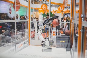 Robotul Racer fabricat de Comau şi cablat cu cabluri şi conectori Lapp, arunca mingi de baschet în coş, la standul Lapp Group de la Hanovra, din anul 2016 şi la standul Lapp Kabel Romania în cadrul expoziţiei IEAS 2016 Robotul Racer fabricat de Comau şi cablat cu cabluri şi conectori Lapp, arunca mingi de baschet în coş, la standul Lapp Group de la Hanovra, din anul 2016 şi la standul Lapp Kabel Romania în cadrul expoziţiei IEAS 2016