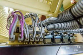 Vibratiile permanente la care sunt supuse echipamentele dintr-o locomotiva au impus utilizarea unui cablu superflexibil destinat aplicatiilor de tip lant port cablu.