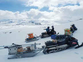 Echipamentul,inclusiv cei 3000 m de cablu de la Lapp , a fost transportat prin gheaţă şi zăpadă pe culmile vulcanului Hekla din Islanda.
Sursa: Biroul Meteorologic Islandez Echipamentul,inclusiv cei 3000 m de cablu de la Lapp , a fost transportat prin gheaţă şi zăpadă pe culmile vulcanului Hekla din Islanda.
Sursa: Biroul Meteorologic Islandez