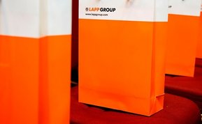 Miercuri, 16 aprilie a.c. a avut loc lansarea catalogului de produse editat în limba română.

Colectivul Lapp Kabel România a reuşit, printr-un efort colectiv remarcabil, să transpună în practică un vis : traducerea in limba română a catalogului Lapp.
Catalogul are 1088 de pagini în care sunt descrise produsele aparţinând celor 8 branduri comerciale. Tabelele de selecţie şi tabelele tehnice vă permit o selecţie rapidă şi corectă a produselor astfel încât să minimizaţi efortul dumneavoastră.

Astfel, accesul la informaţii va fi mult facilitat de prezenta catalogului in limba română. Pentru cei care doresc in continuare cataloage în alte limbi de circulaţie internaţională, suntem gata să facem în aşa fel încât să vi le oferim.
